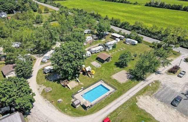 Main house #- 2 minutes to the lake with pool & playground -close to Sandbanks