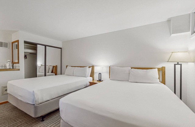 Main St. room - pool & hot tub - walk to lifts, dog-friendly, ground-floor