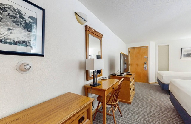 Main Street gem - pool & hot tub - walk to lifts, dog-friendly, ground-floor