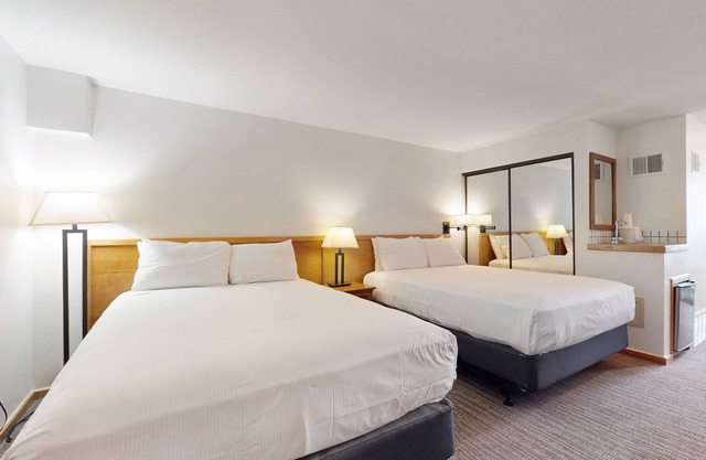 Main Street room - hot tub & pool - walk to lifts, dog-friendly, second floor