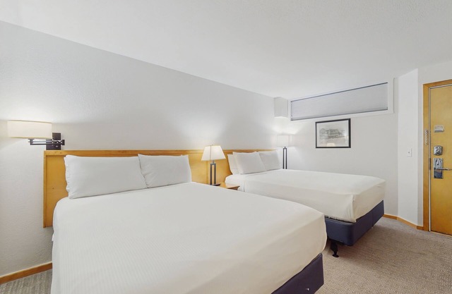Main Street room - pool & hot tub - walk to lifts, dog-friendly, garden-level
