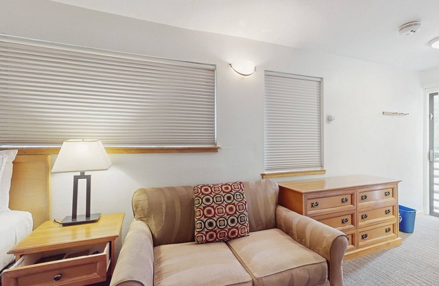 Main Street room - pool & hot tub, walk to lifts, dog-friendly, 3rd floor