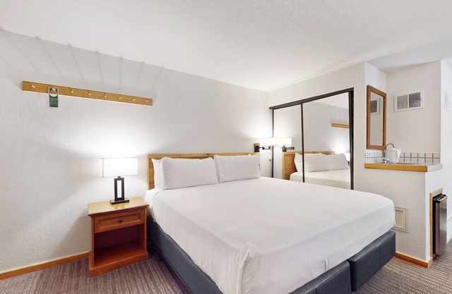 Main Street stay - pool & hot tub - walk to lifts, dog-friendly, ground-floor