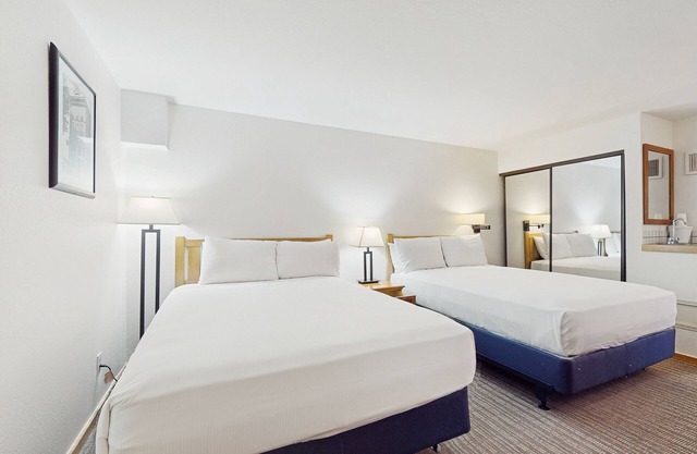 Main Street stay - pool & hot tub - walk to lifts, dog-friendly, third floor