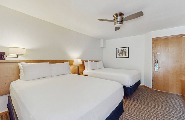 Main Street stay - pool & hot tub - walk to lifts, dog-friendly, balcony