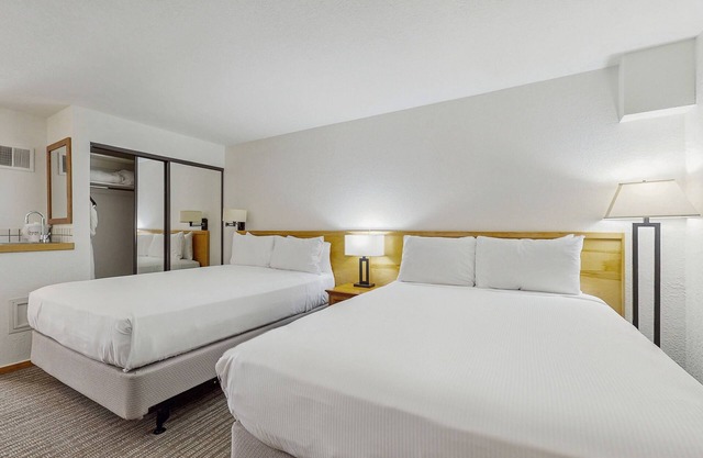 Main Street studio - pool & hot tub - walk to lifts, dog-friendly, second floor