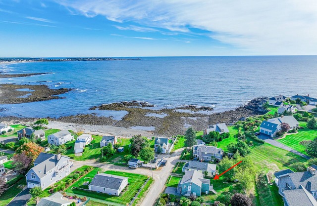 Maine coastal cottage near the ocean with grill and deck