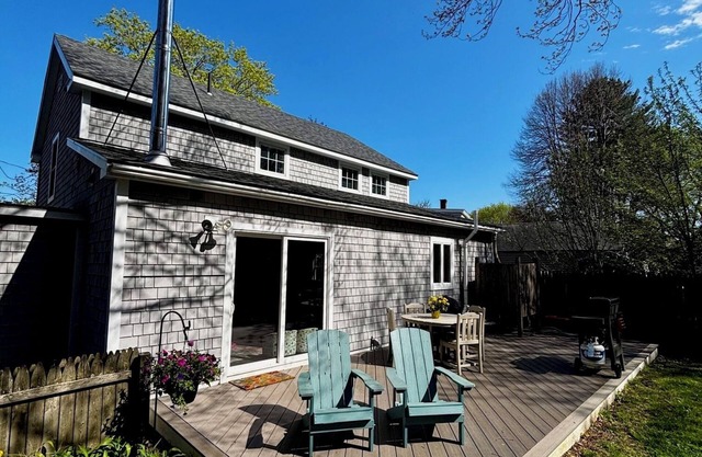 Maine Family Getaway in charming Cape Elizabeth with AC, WiFi, Big Backyard