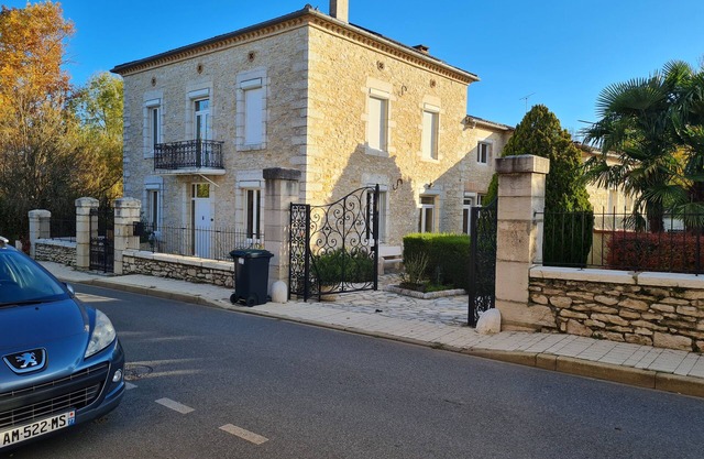 Maison Bourgeois en pierre taillé Manifique datant 1860, entièrement rénovée .