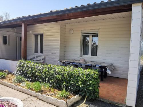 Maison calme avec clim, WIFI, jardin et vue sur le Lay - FR-1-194-274