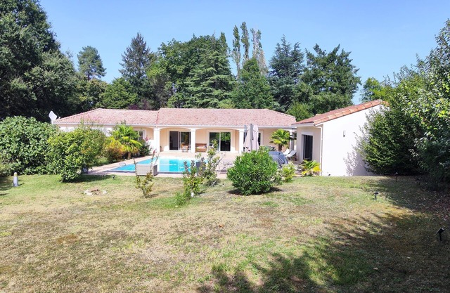 Maison Dans les Vignes Avec 5 Chambres et Piscine