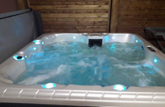 Maison de Campagne Avec Jacuzzi et Jardin
