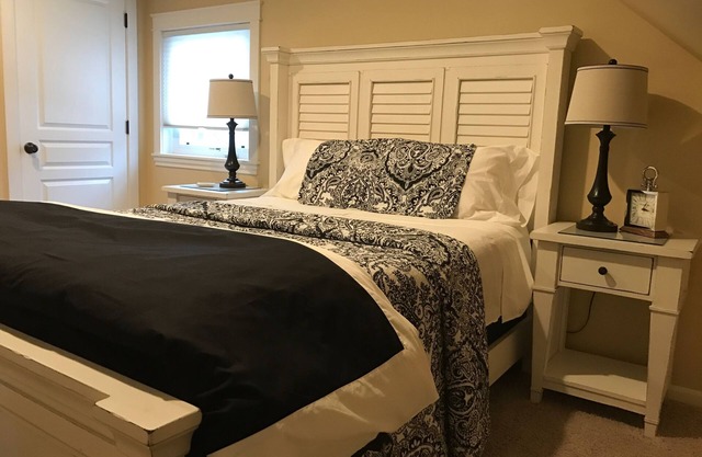 Maison De Fleur - Large, Fully Remodeled Victorian Home Steps from Sherman Ave.