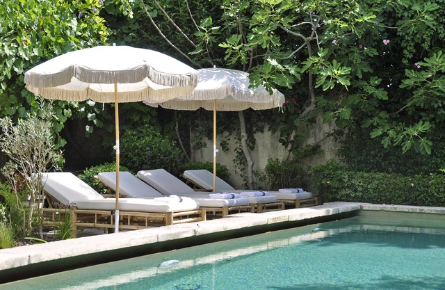 Maison de Manon, in the heart of Maillane, 5 bedrooms, 5 bathrooms, heated swimming pool