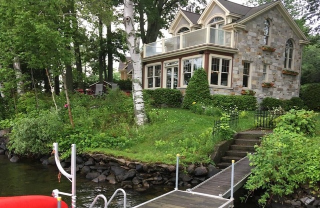 Maison de prestige avec 150 pieds de façade sur le bord du Lac Brome. Brome lake house