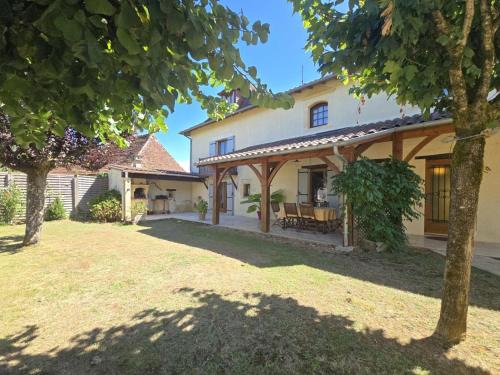 Maison de village avec jardin clos, randonnées, vélos gratuits, cheminée et équipements bébé. - FR-1-616-232