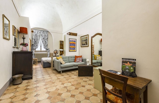 Maison des ArtsSpacious and quiet one-bedroom apartment in elegant 13th-century building.