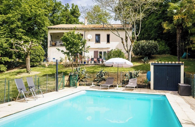 Maison Elena, luxury holiday home with private swimming pool in Eymet