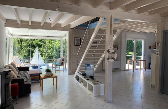 Maison en bois avec vue sur étang de Sandun