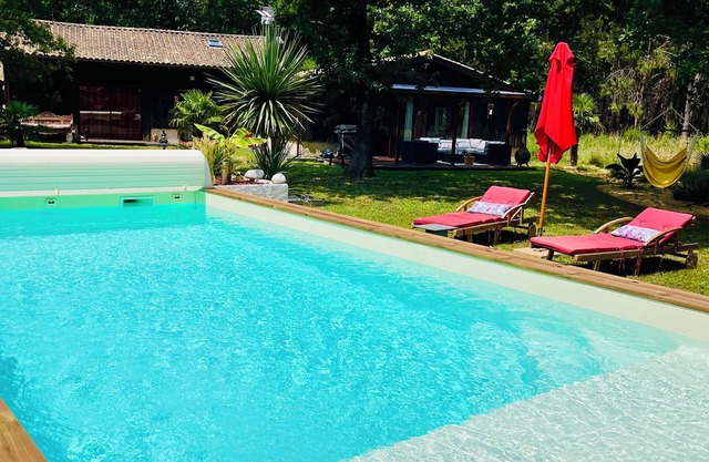 Maison en bois sur parc de 2000 m2 avec piscine chauffée au sel + wifi