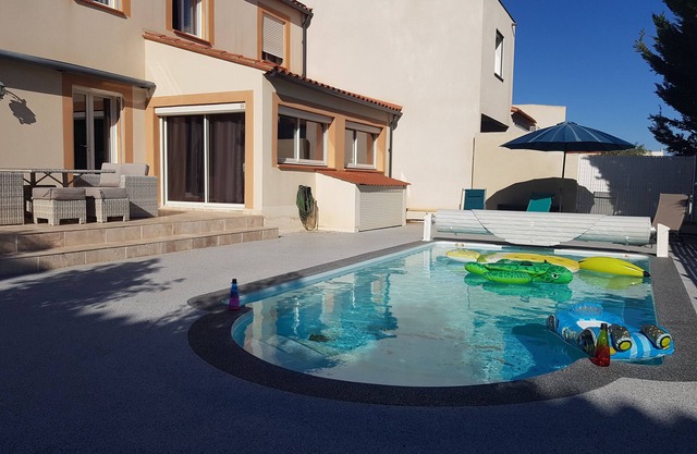 Maison Familiale: Piscine/home Cinéma/jaccuzi à 20 mn des Plages!