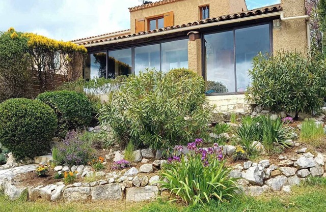 Maison Individuelle Avec Grand Jardin Dans Joli Village de Caractère