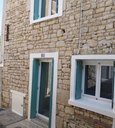 Maison meublée, 2 chambres, cour