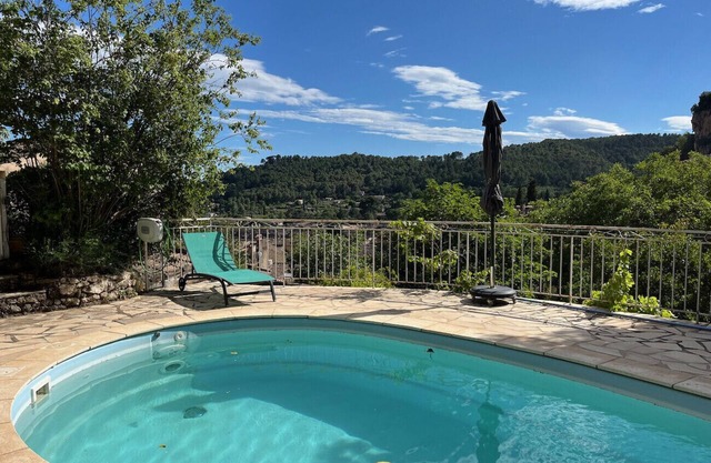 Maison Perchée : private pool, aircon, walking distance to shops and restaurants