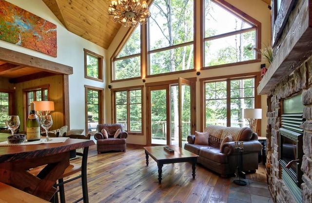 Maison Rouge Luxury waterfront cottage in Tremblant