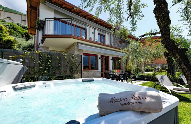 MAISON SABINA WITH WONDERFUL LAKE VIEW, HYDROMASSAGE AND PRIVATE GARDEN