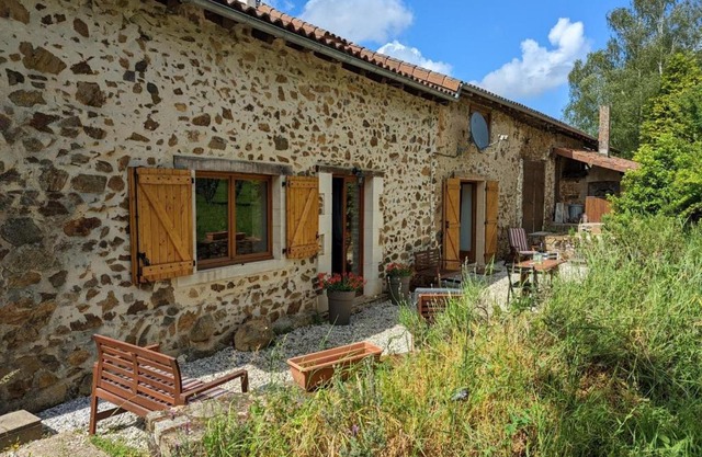 Maison spacieuse avec jardin privé à Massignac - FR-1-653-213