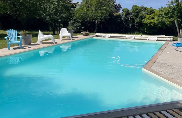 Maison Tout Confort Avec Piscine et Terrain de Tennis Dans le Marais Poitevin