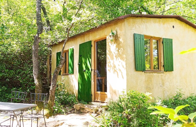 Maisonette on shady plot with swimming pool near the village