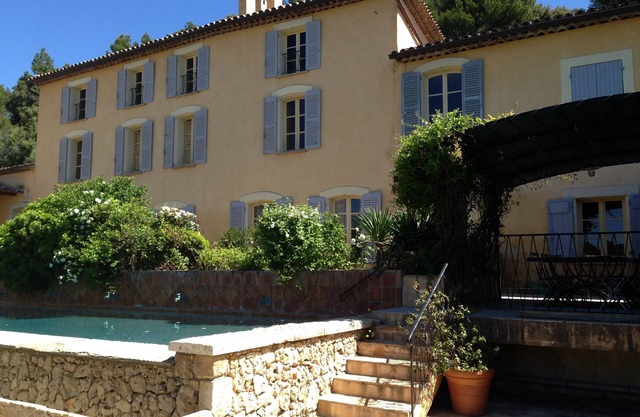 Maisonette on the edge of the medieval village of Aups