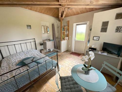 Maisonnette indépendante au calme dans un grand jardin