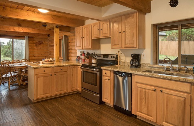 *Majestic 4BR Log Cabin /Beautifully Remodeled /Central to Grand Canyon &