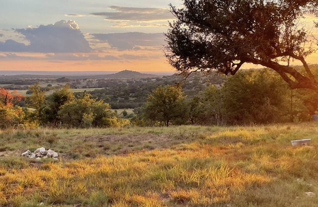Majestic Hilltop View in Peaceful Countryside. Minutes to Top Wineries.