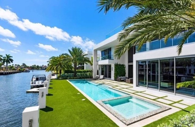 Majestic Luxurious Waterfront Villa w/Private Theater