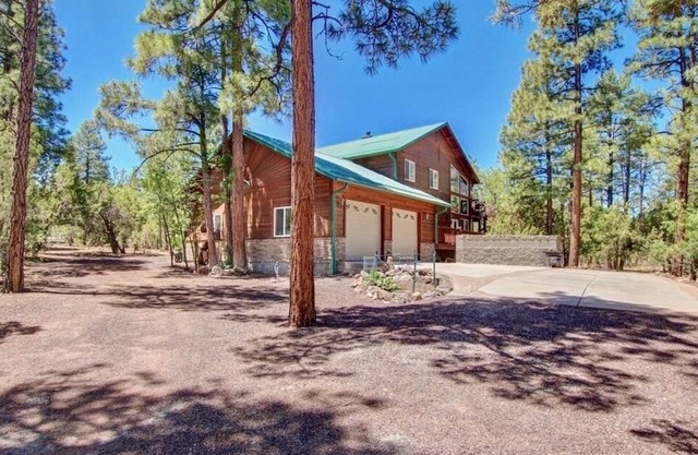 🌲Majestic Mountain Getaway - Jenson's TreeHouse, a Spacious Cabin Retreat.🦌