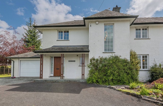 Make magical memories in comfort of Croft Cottage with Lake and Mountain views
