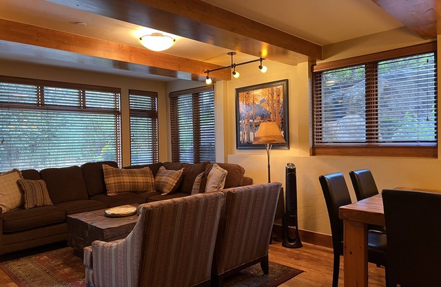 Make memories. Cozy ski in ski out. Convenient to skiing and restaurants!