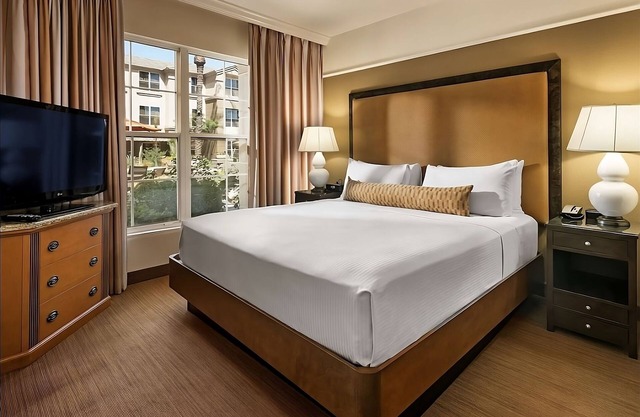 Make Your Trip More Enjoyable! w/Pool, Near OdySea Aquarium, Pet-Friendly!