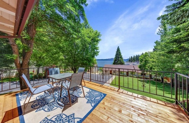 MAKING MEMORIES LAKESIDE family friendly 2-bedroom condo near all the action!