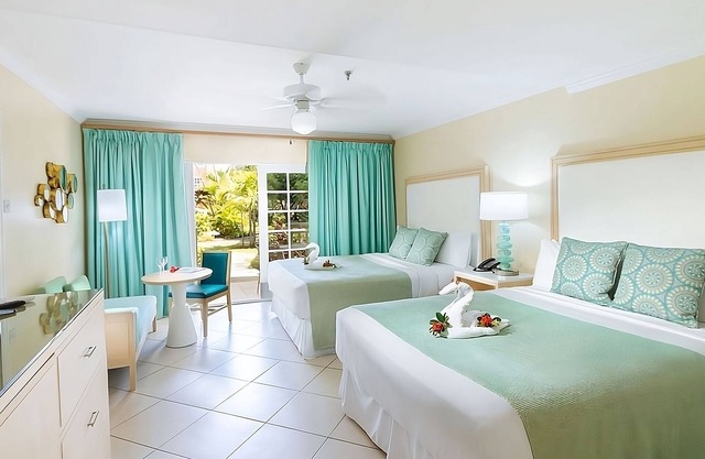Making The Best Memories Along The Way! Outdoor Pool, Free Parking, Onsite Spa!