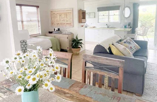 Maleny Cottage - A Tranquil Stay Within Walking Distance to Town