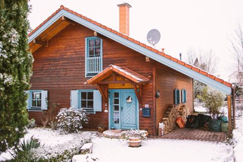 Malerisches Holzhaus "Coco" mit Kamin, Sauna und eigenem Garten