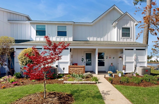 Mallard Lakes townhouse w/community pool, tennis & basketball court