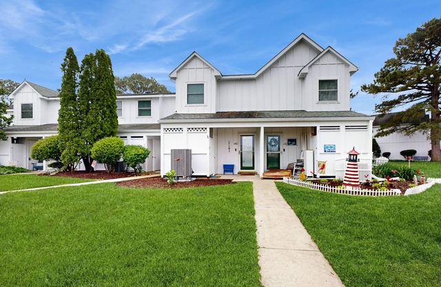 Mallard Lakes Waterfront Getaway w/Free WiFi, A/C, Shared Pools, & Hot Tub