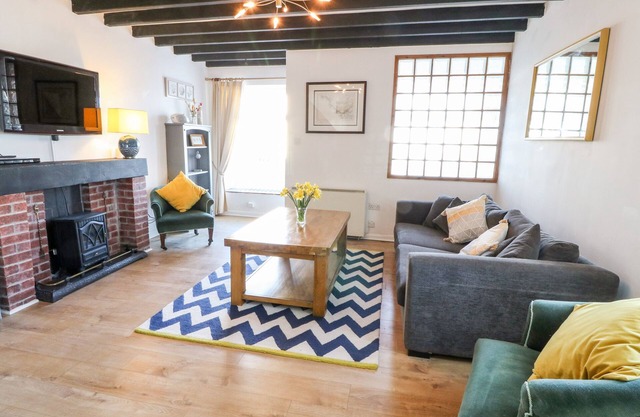 MALLTRAETH COTTAGE, pet friendly, with a garden in Malltraeth