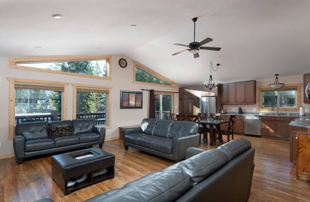 Mama Bear Cabin Rental - Pet Friendly!